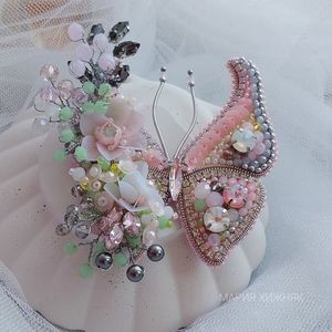 Broche artisanale élégante en perles, broderie faite à la main, accessoire de mode pour femme, style quotidien - Product Image 5