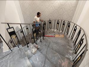 Balustre moderne MS au toucher doré élégant, conçu pour les intérieurs de villas de luxe et les espaces résidentiels haut de gamme, au fini doré. - Product Image 2