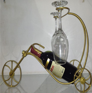 Support mural en métal doré en forme de silhouettes de bouteilles, pouvant contenir jusqu'à cinq bouteilles de vin, disponible à prix de gros. - Product Image 6