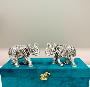 Figurines d'éléphants en aluminium Dhatukala Royal, paire, faites à la main, design Feng Shui, élégamment emballées dans une boîte cadeau en velours pour les mariages - Product Image 1