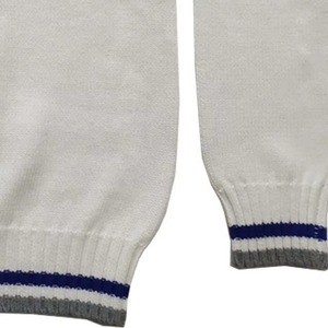 Pull en tricot blanc à col en V avec bordure rayée bleue et grise - Product Image 2