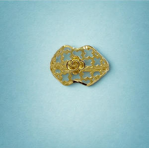 Bague en or jaune ajourée en filigrane avec centre en or rose poli, motif ajouré sophistiqué, bijoux fins pour femmes - Product Image 3