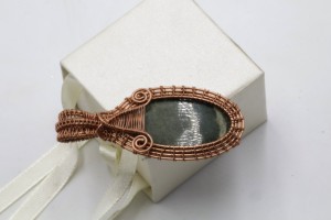 Pendentif ovale en jaspe enveloppé de fil de cuivre |   Pendentif artisanal en pierre précieuse de jaspe naturel |   Bijoux en Cristal de Guérison Taille Unique - Product Image 4