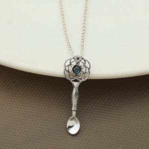 Pendentif Cuillère Vintage avec Pierre Saphir Motif Fleur, Bijou Unisexe Plaqué Argent Antique, Breloque Tendance - Product Image 1