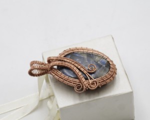 Pendentif ovale en améthrine enroulé sur fil de cuivre |   Bijoux faits à la main en améthyste naturelle |   Pendentif en cristal de guérison taille unique - Product Image 1