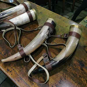 Corne à boire artisanale de qualité supérieure en corne naturelle avec sangle en cuir, réutilisable, style vintage, pour la décoration de bar, au meilleur prix - Product Image 5