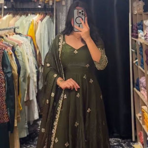 Robe vintage en soie lourde brodée de fils et de sequins avec dupatta pour les occasions de fête - Product Image 1