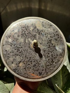 Ensemble de boîtes à masala en laiton doré, 7 bols ronds pour épices avec couvercle décoratif et cuillère - Product Image 2