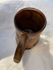 Mug à boire artisanal en bois de tilleul et résine - Product Image 2