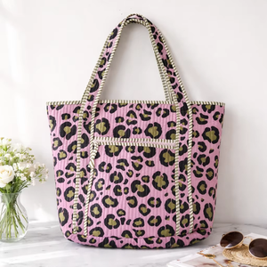 Bolso Tote Mediano Acolchado con Estampado de Leopardo Morado de Shree Balajee Garments, Cierre de Cremallera, Asas Dobles, Reutilizable, para Compras Diarias de Mujeres - Product Image 1