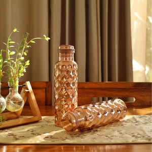 Bouteille ayurvédique martelée en cuivre naturel, personnalisable, résistante à l'ébullition, design moderne, pour yoga, fitness, hydratation et détoxification. - Product Image 6