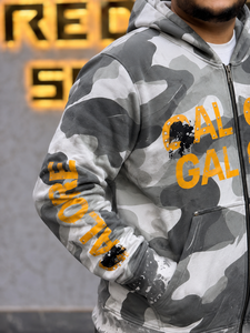 Sweat à capuche zippé camouflage pour homme avec imprimé personnalisé jaune et détails cloutés, style streetwear, coupe classique, en molleton. - Product Image 5