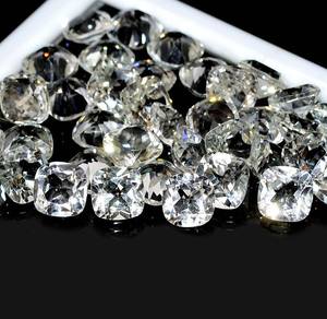 โทแพซสีขาวธรรมชาติทรงคุชชั่นเจียระไนแบบเหลี่ยม  ขนาดมาตรฐาน  พร้อมใบรับรอง  ไม่ผ่านการปรับแต่ง  พร้อมสำหรับการฝังในเครื่องประดับ - Product Image 3