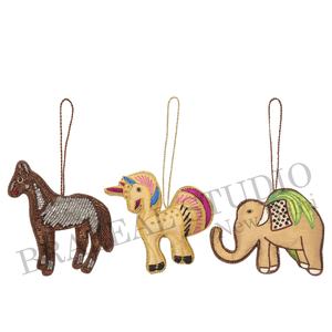 Adornos Navideños Personalizados de Terciopelo y Satén Hechos a Mano por Brazeal Studio, Ecológicos, con Cuentas Bordadas y Hilos Dorados - Product Image 4