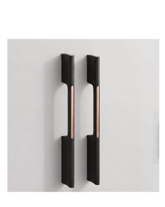 Poignée de porte longue en aluminium moderne KELLTON avec accent or rose, poignée de porte d'entrée décorative noire - Product Image 1