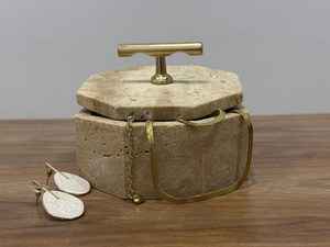 Boîte de rangement hexagonale en travertin faite à la main avec poignée en laiton, organisateur de bijoux de luxe pour la salle de bain et la maison, présentoir décoratif - Product Image 3