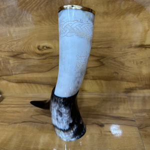 Élégants cornes à boire sculptées en corne de bœuf, ornées de motifs religieux et d'amour, pour la maison et l'hôtellerie - Product Image 1