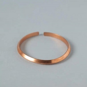 กำไลข้อมือทองแดงถักแบบดั้งเดิม ชุบทอง ปรับขนาดได้ ทำด้วยมือ ตกแต่งลายตอก น้ำหนักเบา งานฝีมือโลหะ ของขวัญวันแม่ - Product Image 3