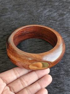 Bracelets en bois élégants et durables, faits à la main, en bois naturel, finition artisanale, incrustation de copeaux de laiton, logo artistique, collection de bijoux pour usage quotidien, artisanat - Product Image 4