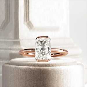 Anillo de Compromiso con Diamante Cultivado en Laboratorio de 2 Quilates, Corte Radiante Alargado, E VVS2, Oro Amarillo de 14k, Certificado IGI - Product Image 6