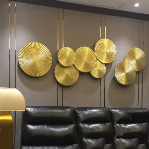 Décoration murale en métal élégante avec un motif floral artisanal complexe, idéale pour la décoration intérieure de maisons opulentes. - Product Image 4