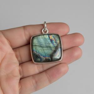 Colgante de Labradorita Natural con Plata Tibetana, Diseño Cristiano, Moderno y a la Moda para Mujer - Product Image 3