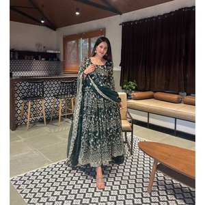 Vestido Anarkali Verde de Fiesta de la Marca Maruti Fashion con Dupatta Elegante y Pantalón Elegante para Ocasiones Especiales, Talla L - Product Image 1