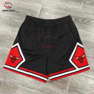 กางเกงบาสเก็ตบอลชายแบบวินเทจปักลายทวิลล์แบบกำหนดเอง ความยาว 5 นิ้ว ผ้าตาข่ายสองชั้น สวมใส่เล่นบาสเก็ตบอลหรือสตรีทแวร์ - Product Image 5