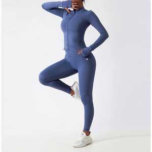 Veste de yoga anti-humidité pour un flux intense et des mouvements dynamiques, veste de yoga chic à blocs de couleurs, mode sportive avec un design tendance - Product Image 1