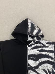 เสื้อฮู้ดซิปเต็มตัวลายม้าลายขาวดำสำหรับผู้ชาย แบบมีหมุดตกแต่ง รับผลิตแบบ OEM ODM ขายส่งเสื้อผ้า - Product Image 5