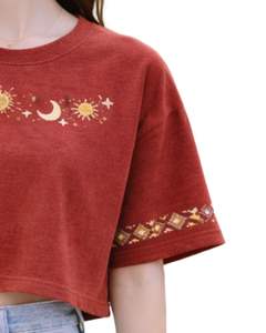 Camiseta Corta Roja para Mujer con Bordado Celestial de Sol y Luna, Manga Corta, Informal, de Moda, Mezcla de Algodón Suave, para Verano, Venta al Por Mayor - Product Image 2