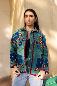 Veste pour femme en velours de coton turquoise, style bohème Suzani, multicolore et brodée, qui rehausse instantanément la garde-robe d'hiver. - Product Image 2