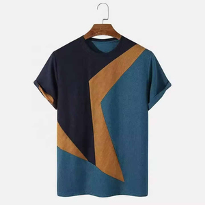 เสื้อยืดแขนสั้นคอกลมผู้ชาย ลายเรขาคณิตสีตัดต่อ ทรงปกติ สไตล์ลำลอง - Product Image 5