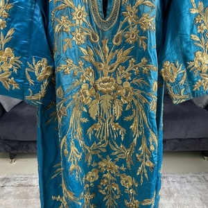 Robe Caftan <span class=keywords><strong>Marocain</strong></span> <span class=keywords><strong>Traditionnel</strong></span> Bleu Brodé à la Main avec Badges, Manches Longues, Motif Floral - Product Image 6