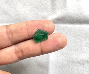 Piedra de esmeralda zambiana de 6,97 quilates con corte pentagonal para la elaboración de joyería fina, piedra preciosa natural - Product Image 1