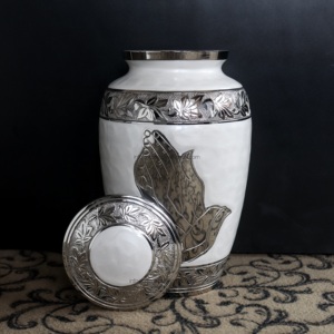 Urne funéraire en émail blanc nacré de qualité supérieure avec motif de mains en prière en argent gravé avec précision, urne pour cendres humaines adulte en laiton, personnalisable - Product Image 4