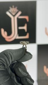 Anillo de compromiso con diamante moissanita de corte marquesa, certificado GRA, joyería fina en plata de ley 925, viene con engaste de 4 puntas. - Product Image 4