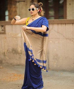 Sari de Seda Azul con Borde Beige y Borlas, Prenda Tradicional India para Mujer, Estilo Casual, Largo hasta el Suelo, Corte Regular - Product Image 6