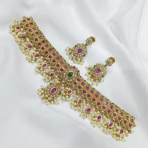 Conjunto de collar chapado en oro con incrustaciones de rubíes y esmeraldas al estilo tradicional afgano Kuchi Guttapusalu - Product Image 5