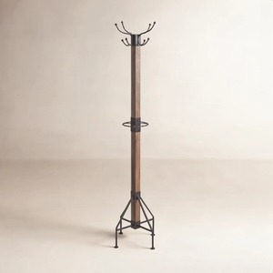 Perchero industrial de madera con ganchos de hierro y anillo para sombrillas para almacenamiento en la entrada - Product Image 1