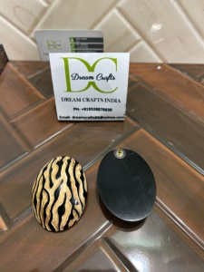 Pendiente de diseño de patrón de leopardo de cuerno natural, joyería de cuerno ovalada hecha a mano para mujer, elegante y atractiva de la mejor calidad - Product Image 3