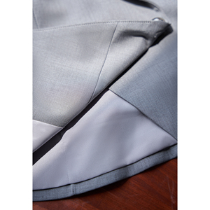 Chaleco Elegante Gris para Mujer con Solapa Entallada, Manga Casquillo, Lazos en la Espalda y Peplum, Estilo Oficina/Negocios NERINA (ODM/OEM) - Product Image 5