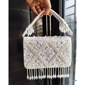 กระเป๋าปอทลีปักมุกขาวและเลื่อมงานแฮนด์เมด - กระเป๋าคลัทช์สำหรับงานแต่งงานระดับพรีเมียมพร้อมพู่คริสตัล - Product Image 2