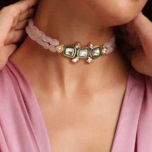 Elegante Collar Gargantilla Blanco con Cuentas, Esmalte Verde y Centro de Cristal Estilo Polki en Acabado Dorado, un Accesorio Atemporal - Product Image 2