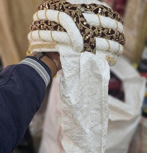 Turbante de terciopelo blanco y granate hecho a mano para novio con Kalgi de piedra roja de 56 cm, OEM, venta al por mayor, accesorio para la cabeza Pagri para bodas indias - Product Image 4