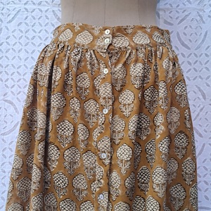 Jupe longue en coton pour femme, motif arbre imprimé au bloc, taille élastiquée smockée, devant boutonné, ourlet à larges volants, couleur moutarde, faite à la main - Product Image 2