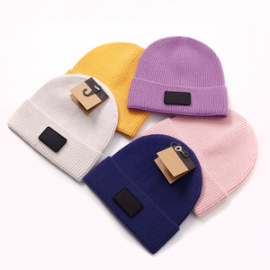 Bonnet d'hiver en acrylique tricoté de luxe pour hommes et femmes, personnalisable avec logo de créateur, doux et confortable pour les voyages - Product Image 3