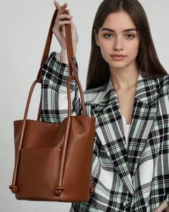 Bolso de Hombro de Cuero Genuino Premium para Mujer, Elegante Bolso Tote Marrón con Correa Ajustable, Cierre de Cremallera Plegable y Estiloso - Product Image 4