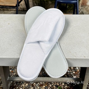 Chaussons d'hôtel jetables unisexes portables pour invités de spa, doux, blancs, à bout fermé, en polaire corail, pour chambres d'hôtel - Fabrication sur mesure - Product Image 4