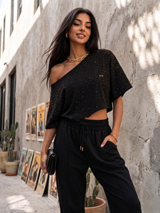 Camiseta de mujer asimétrica con pedrería, de moda, con hombros descubiertos, manga corta, para todas las estaciones, estilo glamuroso, con logo personalizado, top corto, para fiesta, color negro. - Product Image 4
